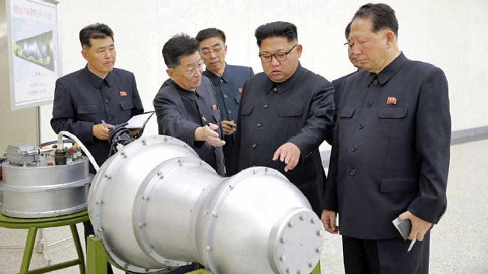 Der nordkoreanische Präsident Kim Jong Un lässt sich die Funktion der Wasserstoffbombe erklären.