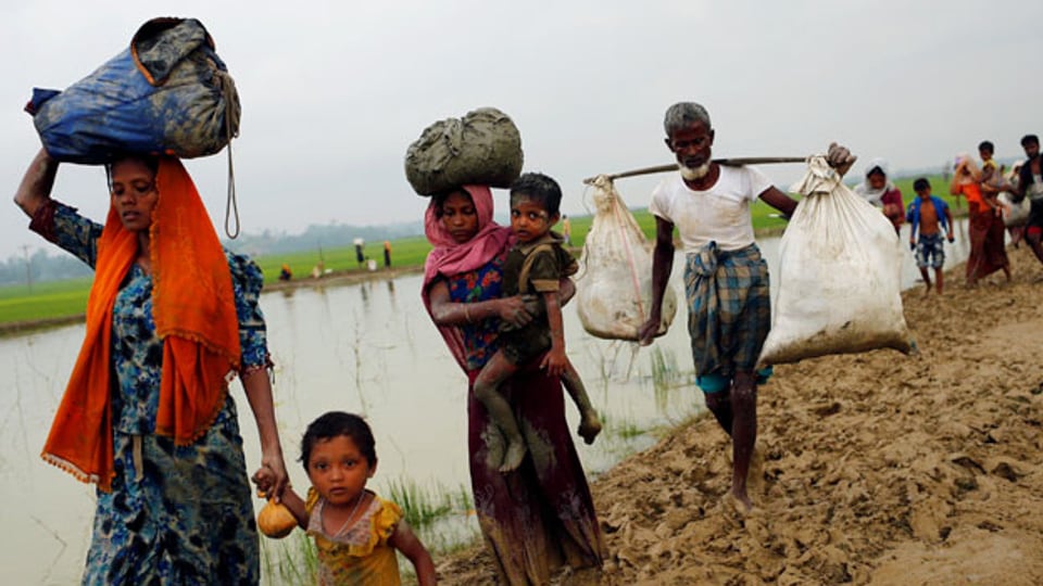 Rohingya-Flüchtlinge beim Überqueren der Grenze von Burma nach Bangladesch.