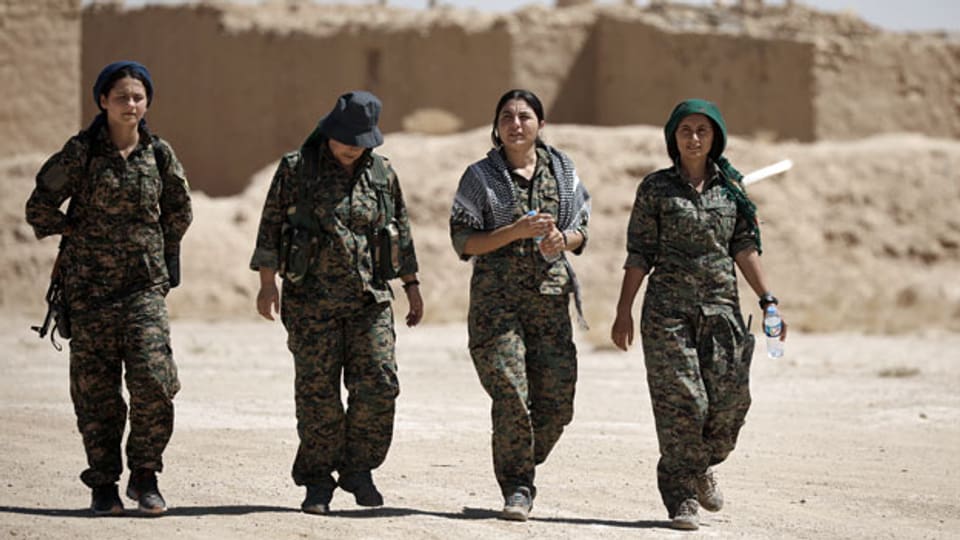 Soldatinnen der syrischen Demokratischen Kräfte (SDF) im Dorf Abu Fas, Provinz Hasaka.