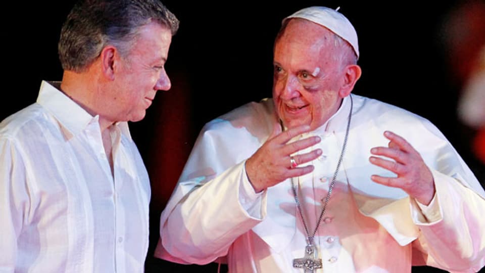 Papst Franziskus und der kolumbianische Präsident Juan Manuel Santos im Gespräch.