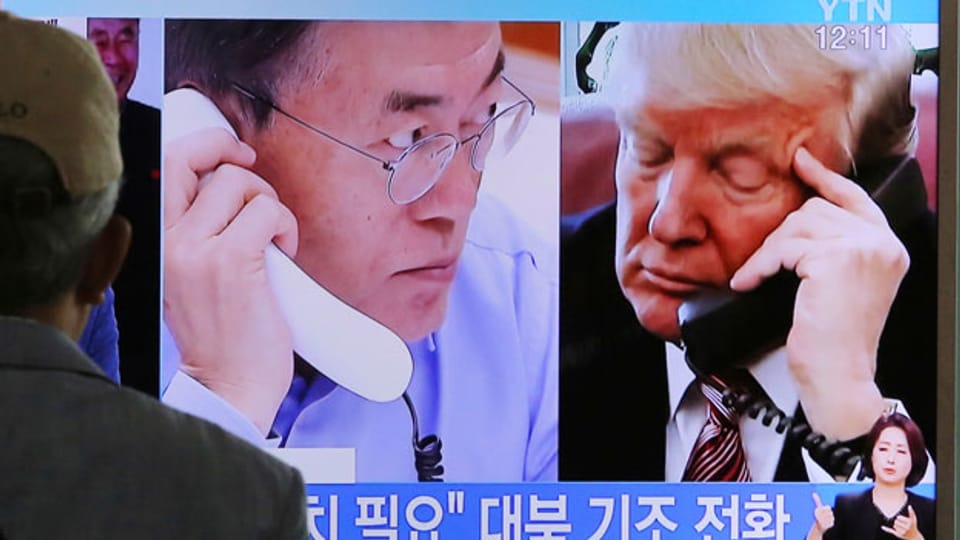 US-Präsident Donald Trump (rechts) und Süd-Koreas Präsident Moon Jae-in  zu sehen auf einem Bildschirm in Seoul, Südkorea.