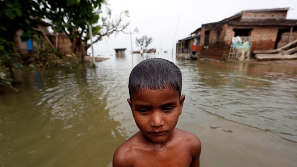 Ein Junge im überfluteten Dorf Motihari, Bihar, Indien.