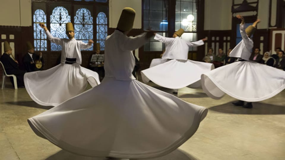 Tanzende Derwische aus dem sufistischen Mevlevi-Orden bei einer Zeremonie.