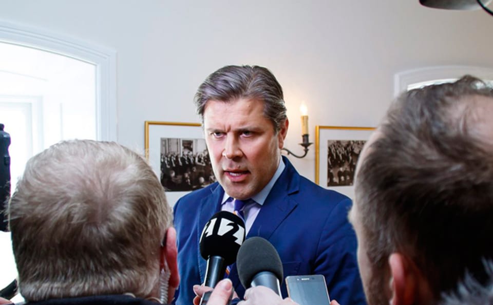 Der isländische Ministerpräsiden Bjarni Benediktsson beantwortet nach seinem Rücktritt Fragen von Journalisten.