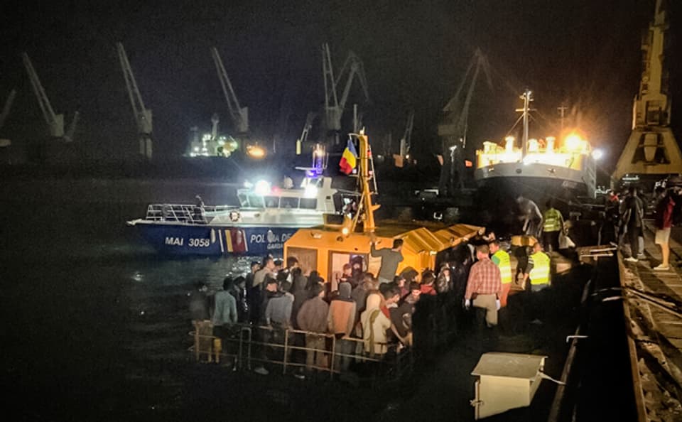 Rumänische Grenzpolizisten betreten in der Hafenstadt Constanta ein Schiff mit Flüchtlingen.
