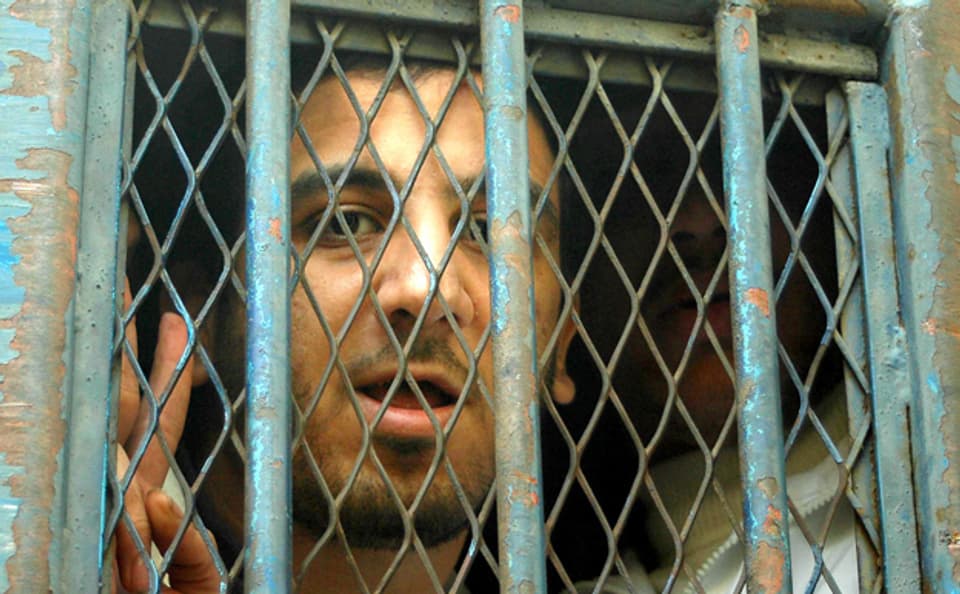 Der ägyptische Blogger Abdel Kareem Nabil in einem Gefängniswagen auf dem Weg zu einer Gerichtsverhandlung.