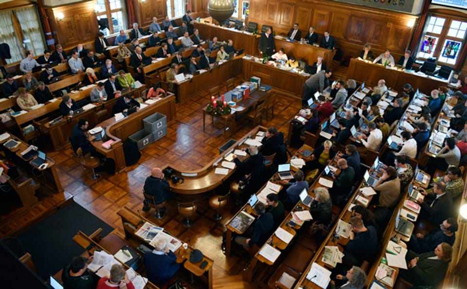 Blick in den Gemeinderat der Stadt Zürich im Zürcher Rathaus während einer Debatte.
