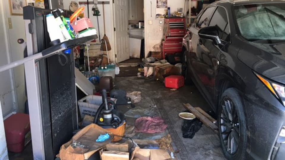 Schimmel in der Garage – alles verrottet.