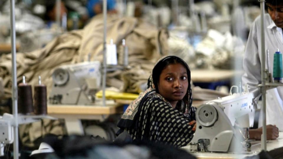 Eine Arbeiterin in einer Textilfabrik in Bangladesch - nicht für alle ist die Situation besser geworden.