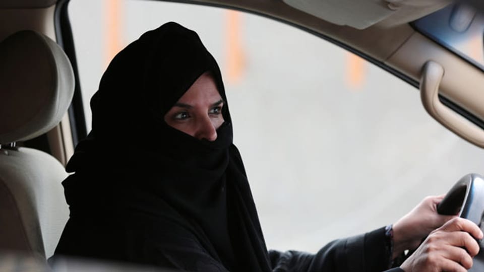 Eine Frau in Saudi-Arabien fährt alleine ein Auto.