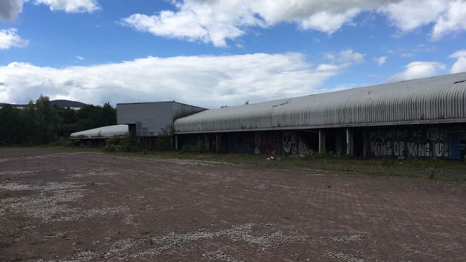 Vergammelter Hangar bei Newry. Bevor die Grenze verschwand, wurden hier Lastwagen durchsucht.