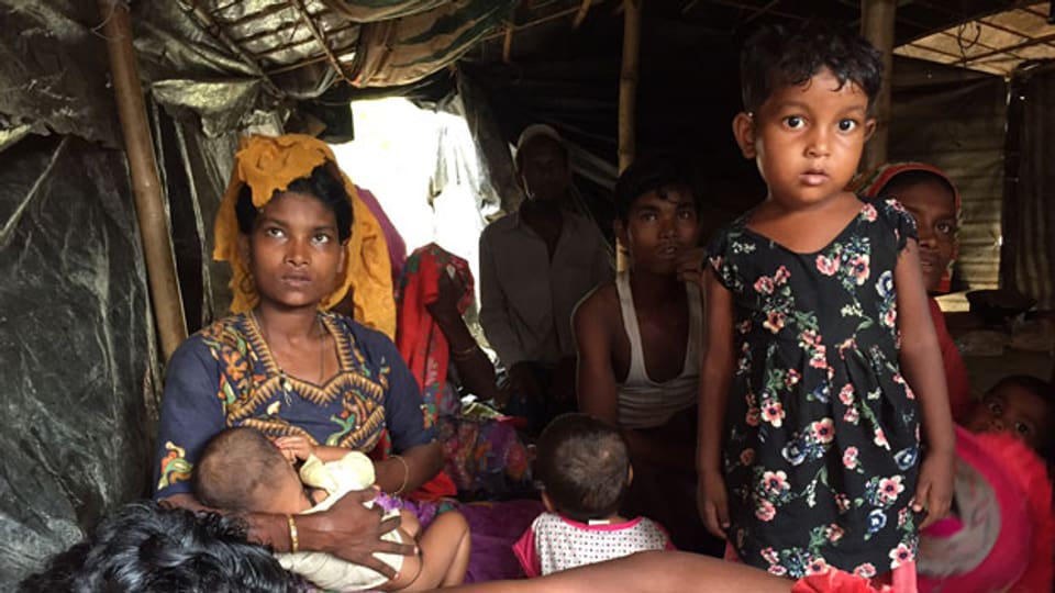 Familie in einem Lager in Bangladesch.