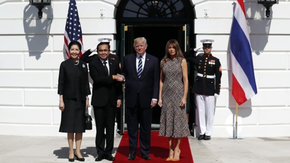 Us-Präsident Trump schüttelt dem thailändischen Junta-Führer Prayuth Chan-Ocha die Hand.
