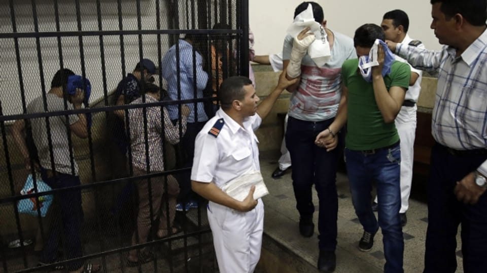 Ägypten geht rigoros gegen Homosexuelle vor - wie hier an einer Gerichtsverhandlung gegen Schwule 2014.