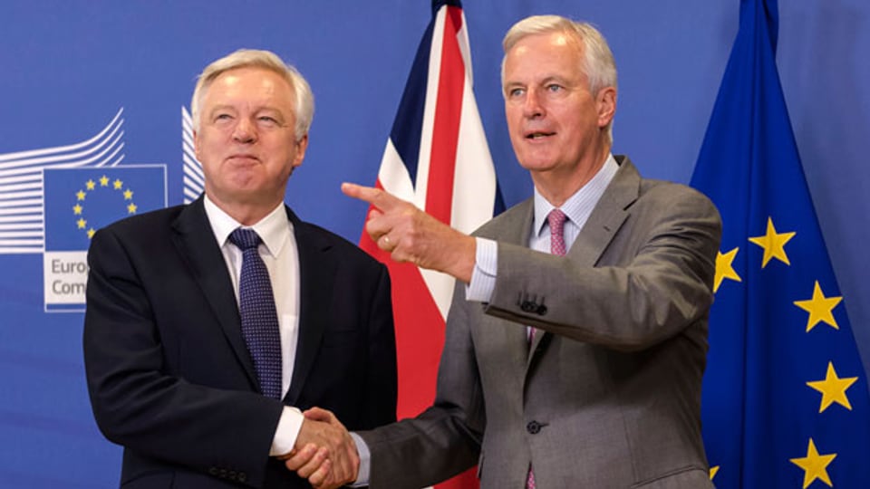 EU -Chef-Unterhändler Michel Barnier (rechts) und der Brexit-Minister David Davis.