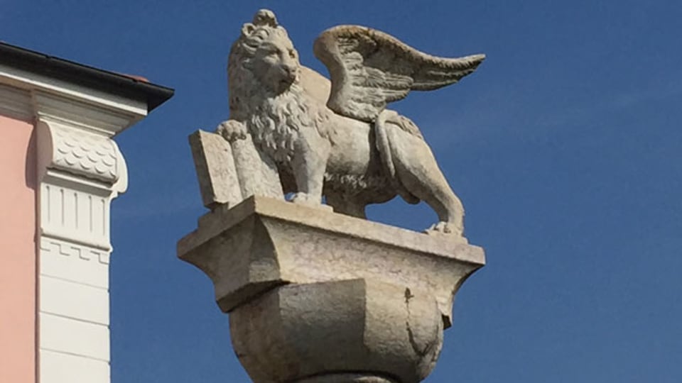 Vor dem Rathaus von Rosà steht dieser geflügelte Löwe, das Wappentier des Veneto. Bild: Franco Battel/SRF.
