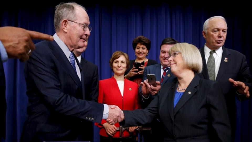 Die Demokratin Patty Murray und der Republikaner Lamar Alexander haben einen überparteilichen Vorschlag für eine Gesundheitsreform in den USA präsentiert. Die beiden haben auch zu anderen Gelegenheiten schon erfolgreich zusammengearbeitet (Bild aus dem Jahr 2015).