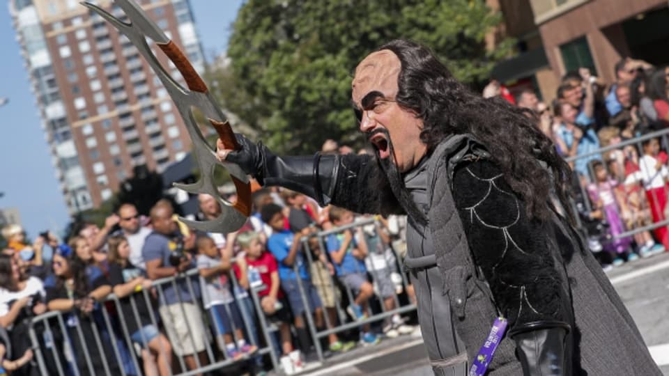 Ein als Klingon verkleideter Mann an einer Parade.