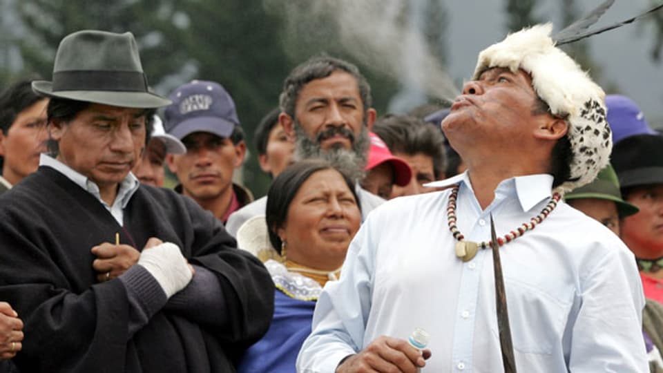 Indigene während einer Zeremonie in Ecuador.