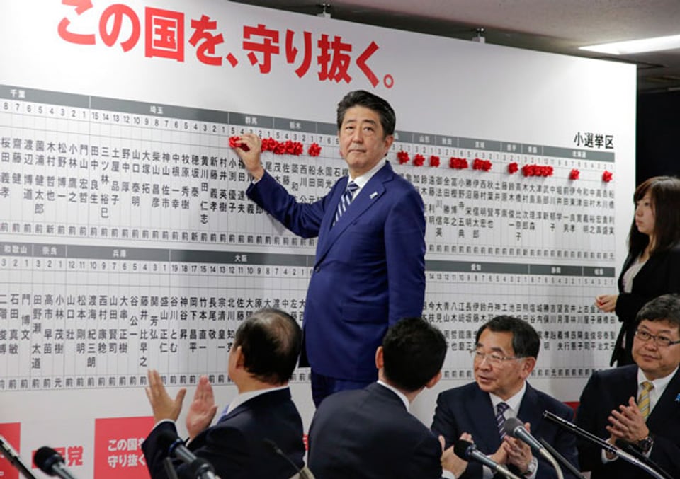 Shinzo Abe im Hauptquartier der Liberaldemokraten