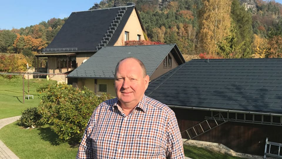 Der abgewählter CDU-Abgeordnete Klaus Brähmig in seinem  Heimatdorf Papstdorf. Bild: Peter Voegeli/SRF.