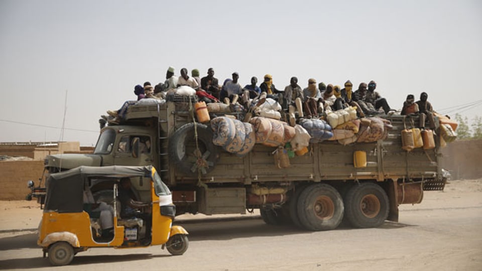 Migranten auf einem Lastwagen in der Wüstenstadt Agadez, Niger.