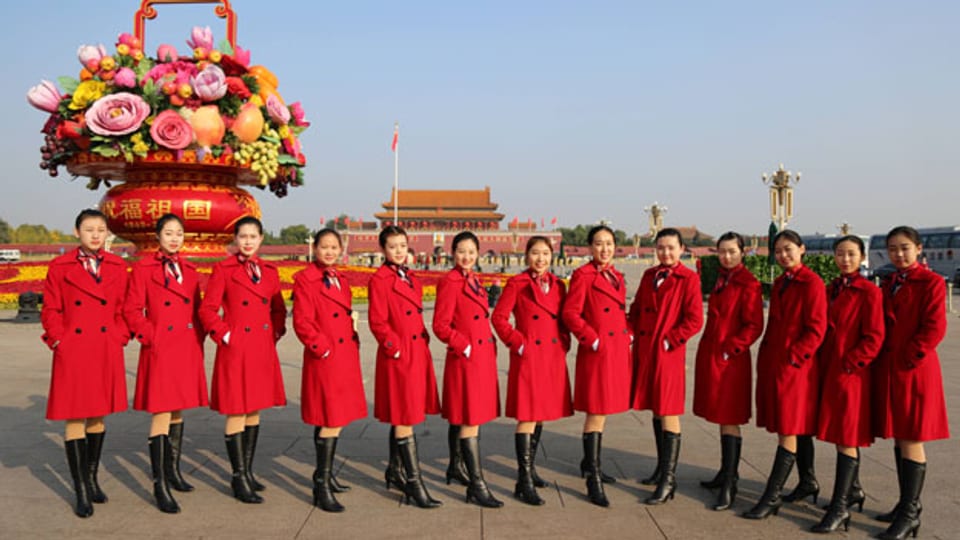 Zum Abschluss des KP-Kongresses posieren Assistentinnen auf dem Tiananmen Platz in China.