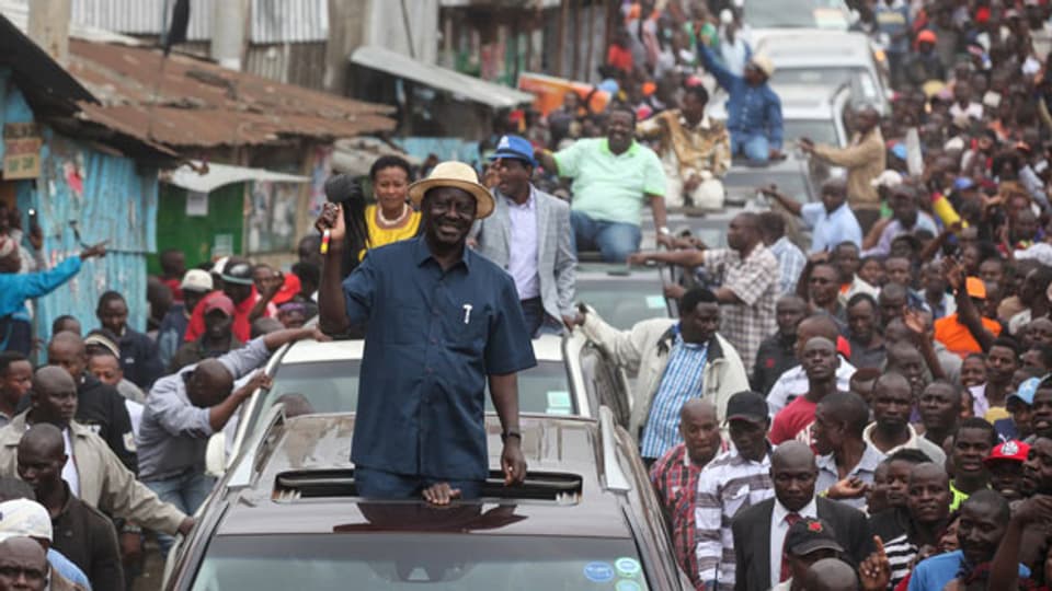 Der Führer der Oppositionskoalition Raila Odinga (C) während seiner Wahlkampftour in den Mathare-Slums am 3. September 2017.