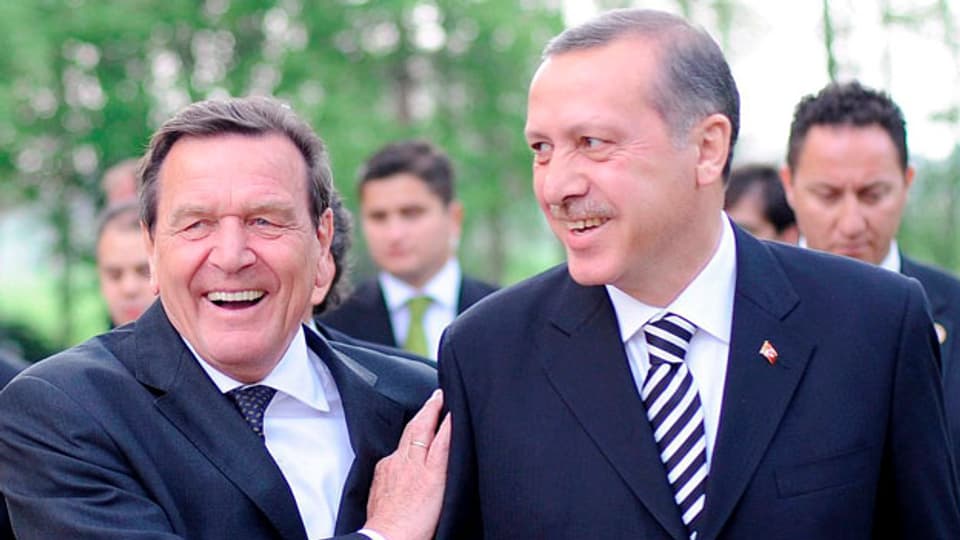 Gerhard Schröder (links) und Recep Tayyip Erdogan in Hannover im 2009.