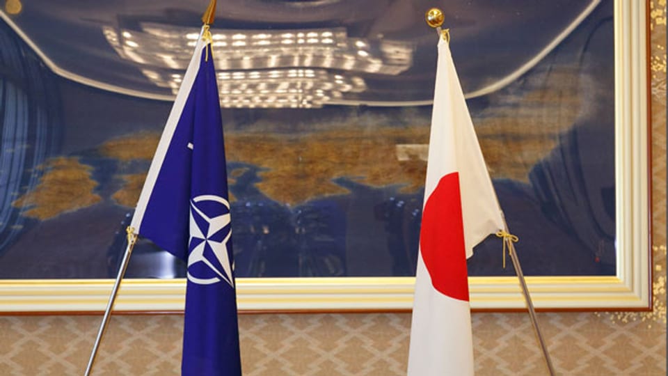 Die Nato-Flagge und die Flagge von Japan.