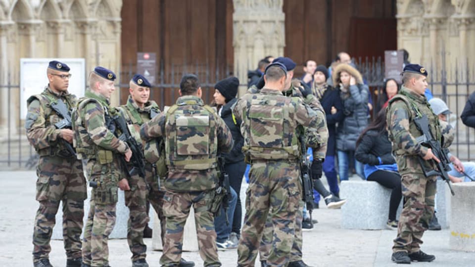 Soldaten patrouillieren vor der Kirche Notre Dame in Paris.