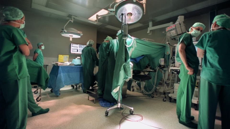 Im Universtitätsspital Basel entnehmen Ärzte einem Patienten eine Niere.