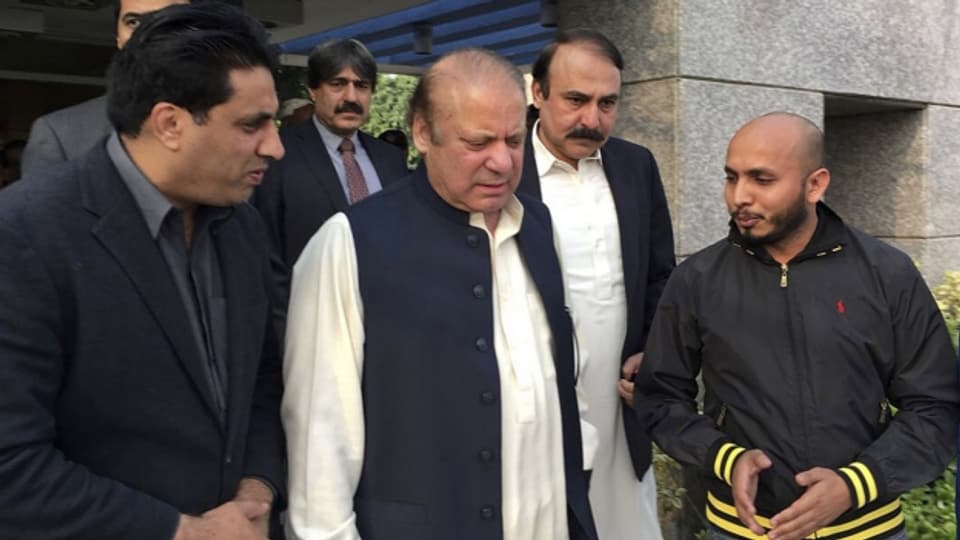 Ex-Premier Nawaz Sharif wird von Anhängern seiner Partei begrüsst.