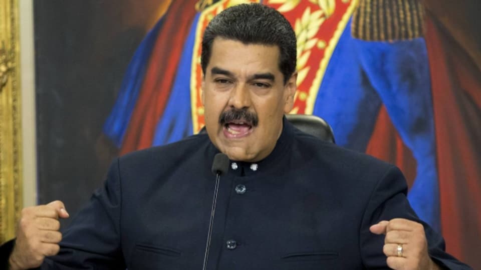 Venezuelas Präsident Nicolás Maduro spricht an einer Pressekonferenz über die Schulden des Landes.
