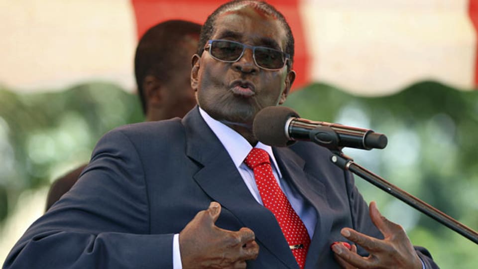 Robert Mugabe, der Präsident von Simbabwe wird vom Militär festgehalten.