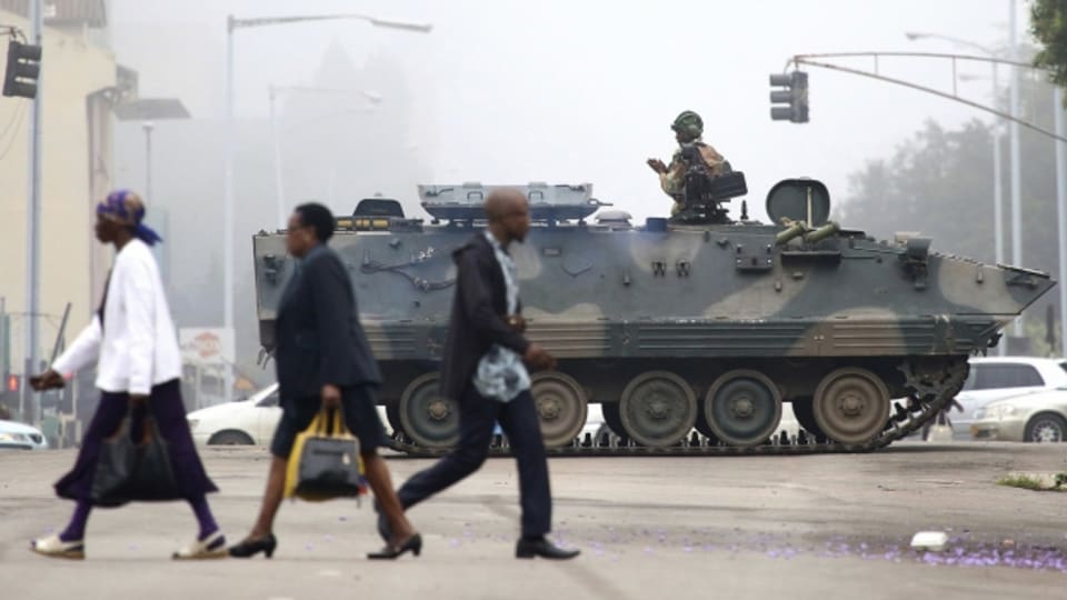 Das Militär patrouilliert in Simbabwes Hauptstadt Harare.