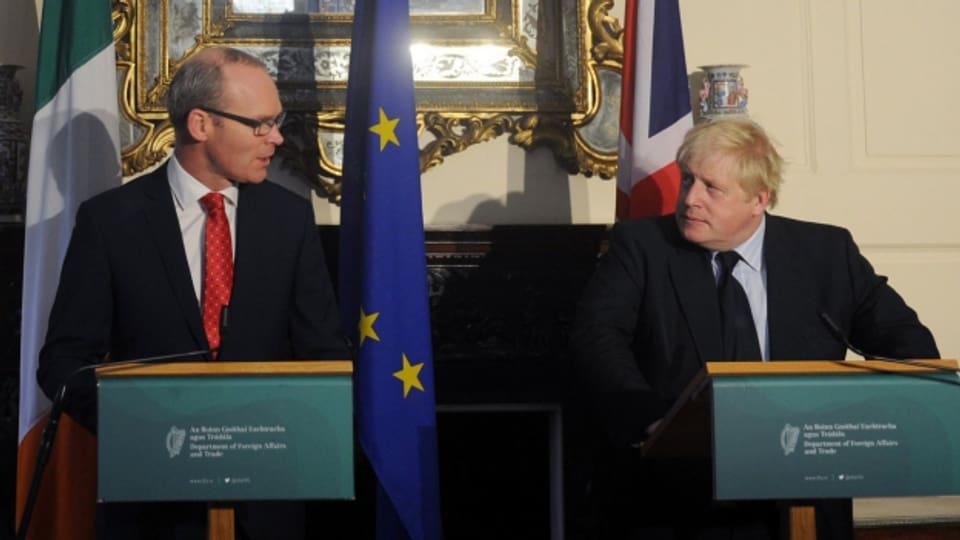 Die beiden Aussenminister Simon Coveney, Irland, und Boris Johnson, Grossbritannien, bei einem Treffen in Dublin.