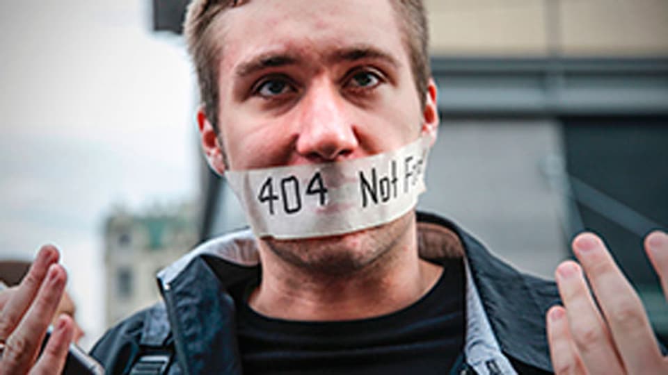 Ein Aktivist der Organisation «Freedom House» protestiert für Meinungsfreiheit.