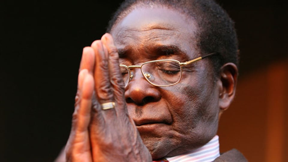 Robert Mugabe hat in seinen 37 Jahren an der Macht ein Schreckenssytem von Militär und Geheimpolizei, von Folterknechten und Schlägertrupps aufgebaut.