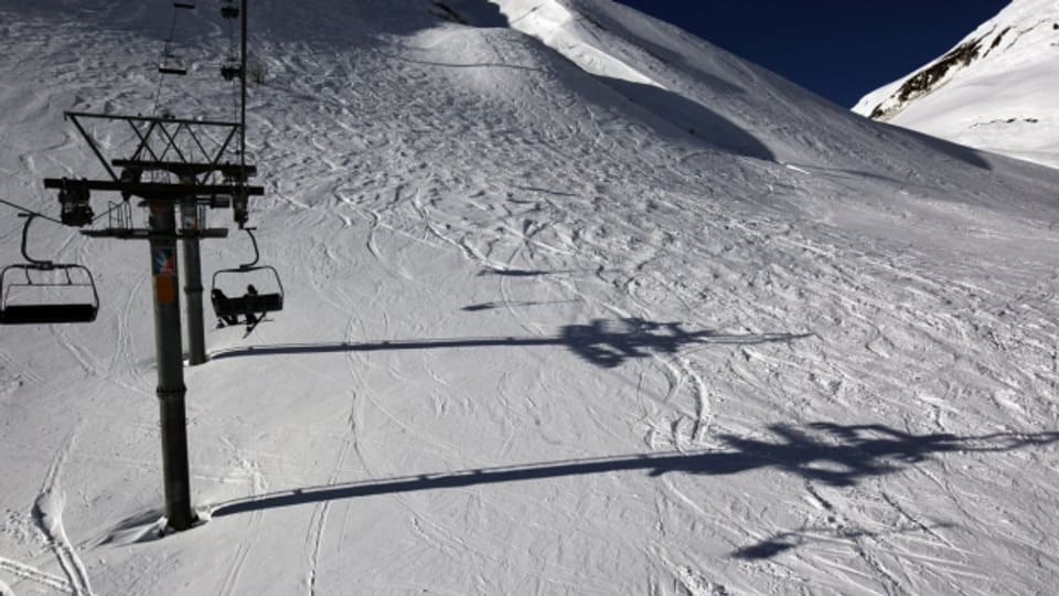 Der Schnee ist da, doch die Skifahrer fehlen: Leere Pisten im Skigebiet Andermatt Sedrun.