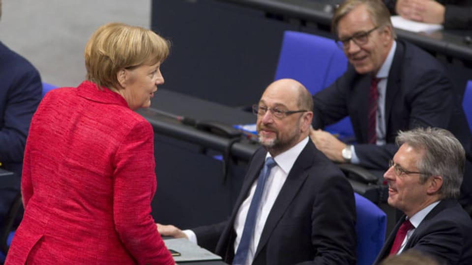 SPD-Chef Martin Schulz (Mitte) und Bundeskanzlerin Angela Merkel.