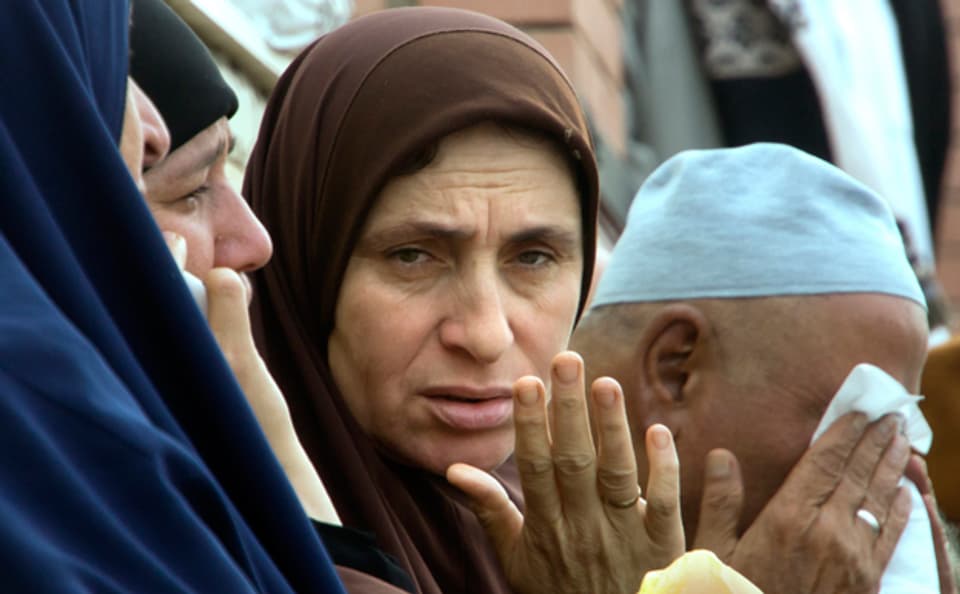 Angehörige von Opfern des Anschlags auf eine Moschee in Nord-Sinai trauern.