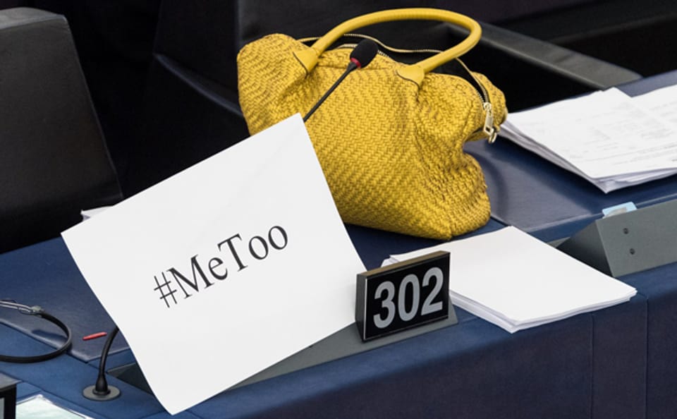 Eine Handtasche neben einem Schild mit dem Hashtag «MeToo», während einer Debatte über sexuelle Belästigung im EU Parlament.