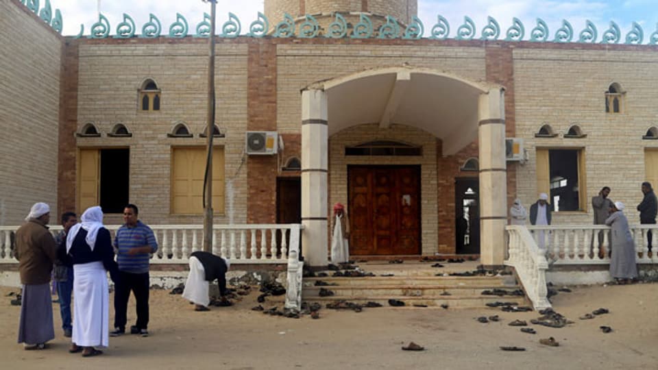 Menschen vor der Al Rawdah Moschee, in Bir Al-Abed, Ägypten, wo am 24. November 2017 eine Bombe explodierte.