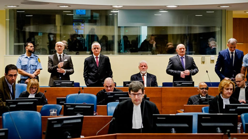Die Verurteilten vor dem Ex-Jugoslawien-Tribunal in Den Haag.