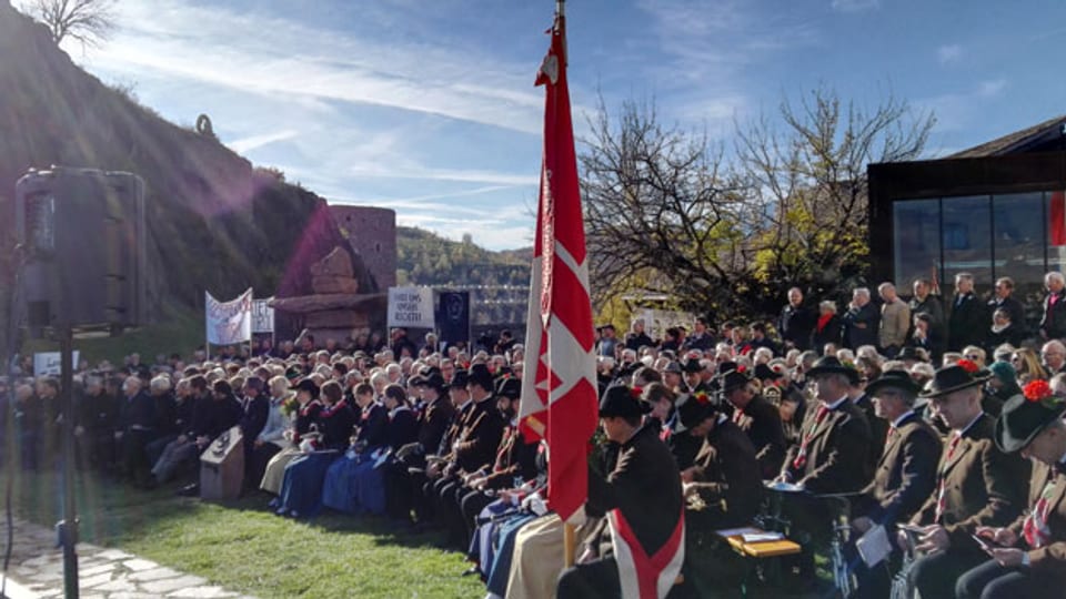 Die Südtiroler Volkspartei (SVP) feiert den 60. Jahrestag der Kundgebung von Sigmundskron auf Schloss Sigmundskron über Bozen. Bild: Andrea Christen/SRF.