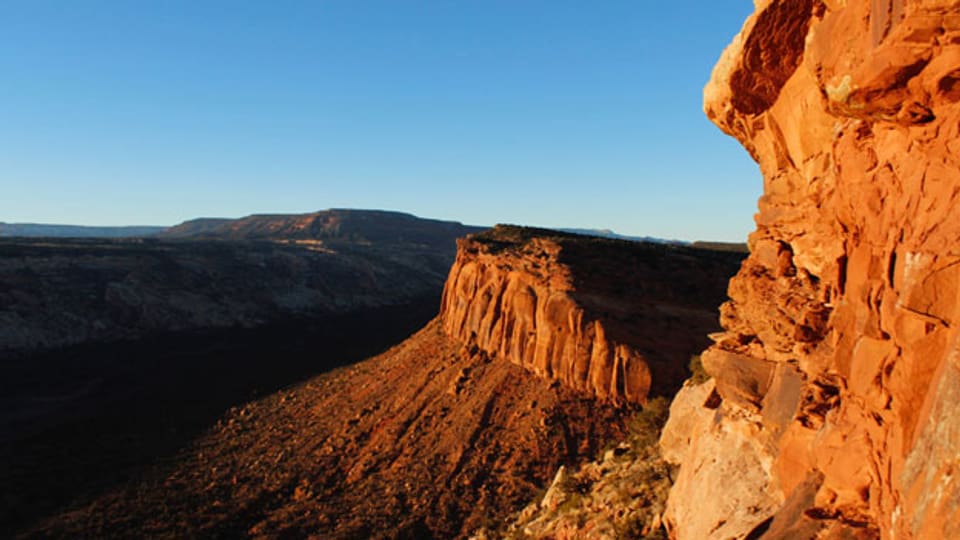 Blick über schroffe Canyons und bizarr geformte Sandsteinfelsen in Bears Ears.