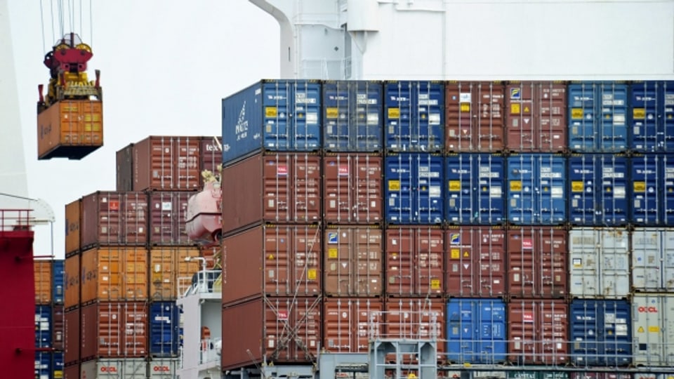 Verschiffung von Containern in Tinajin, China.