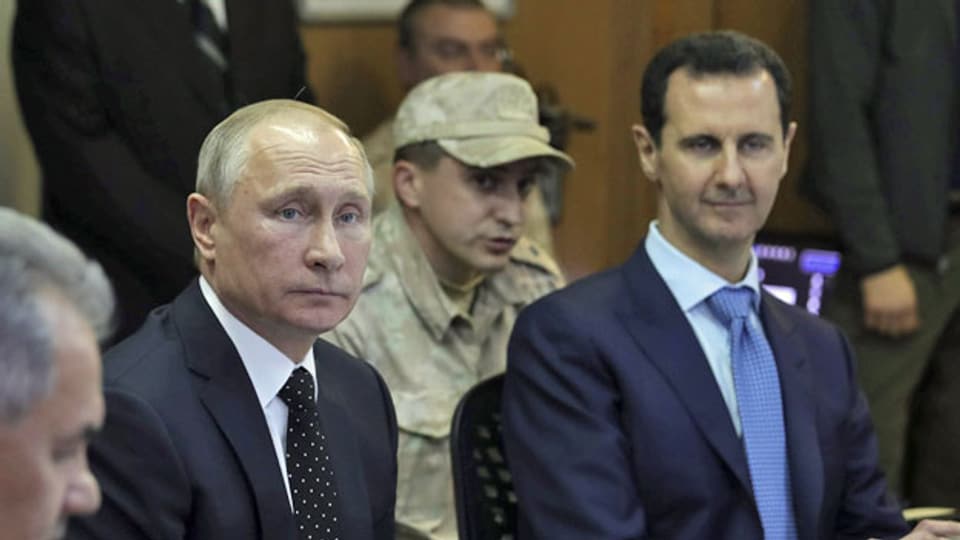 Der russische Präsident Wladimir Putin und der syrische Präsident Baschar al-Assad auf dem Hmeymim-Stützpunkt in Syrien 11. Dezember 2017.