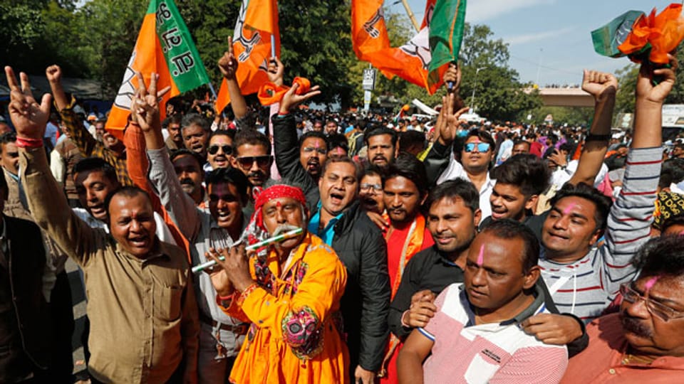 Anhänger der indischen Bharatiya Janata Party (BJP) feiern den Sieg ihrer Partei.